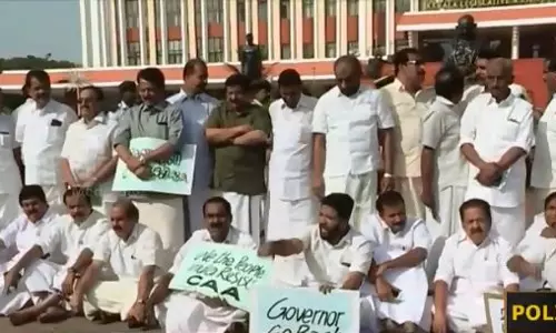 ഗവര്ണര് വിയോജിപ്പോടെ നയം വായിച്ചെങ്കിലും പ്രതിപക്ഷം പ്രതിഷേധത്തിലാണ്... ഗവര്ണര് വിയോജിപ്പോടെ നയം വായിച്ചെങ്കിലും പ്രതിപക്ഷം പ്രതിഷേധത്തിലാണ്...