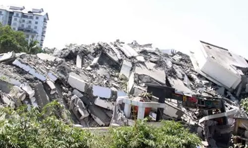 മരടിലെ ഫ്ലാറ്റുകള്‍ പൊളിച്ച മാലിന്യങ്ങള്‍ നീക്കിത്തുടങ്ങുമ്പോള്‍: കാണാം രാത്രിയിലെ കാഴ്ചകള്‍ I News Theatre