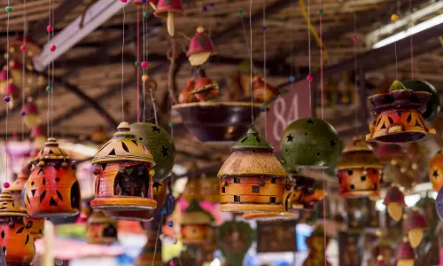 മരത്തിലും തുണിയിലും തുകലിലും തീര്‍ത്ത കരകൌശല ഉല്‍പന്നങ്ങള്‍; വൈവിധ്യം നിറച്ച് ഇരിങ്ങല്‍ സര്‍ഗ്ഗാലയ ക്രാഫ്റ്റ് വില്ലേജിലെ മേള