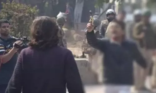 ജാമിഅ വെടിവെപ്പ്: അക്രമി തന്‍റെ നേരെ തോക്കുചൂണ്ടിയിട്ടും പതറാതെ ദൃശ്യമെടുത്ത മീഡിയവണ്‍ കാമാറാമാന്‍  