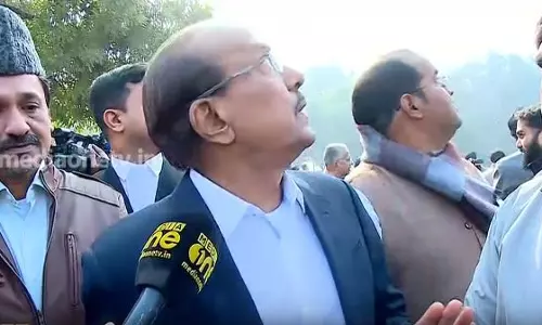 ഇത്തവണ നേരത്തെ കാലത്തെ വിമാനം കയറി കുഞ്ഞാലിക്കുട്ടി ഡല്‍ഹിക്ക് പോയി| Polimix  