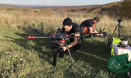 വിത്തുകളെ വെടിയുണ്ടകളാക്കി ഡ്രോണുകള് വിത്തുകളെ വെടിയുണ്ടകളാക്കി ഡ്രോണുകള്