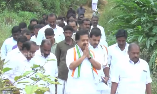 ഇടമലക്കുടിയിലെ ആദിവാസികളോടൊത്ത് പുതുവല്‍സരദിനം ആഘോഷിച്ച് ചെന്നിത്തല