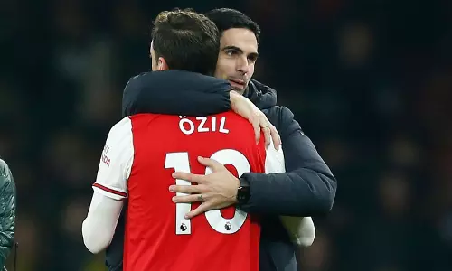 ‘ഒസില്‍ ഇങ്ങനെ ചിരിക്കുന്നത് കാണുന്നത് 18 മാസത്തിനിടെ ആദ്യം’