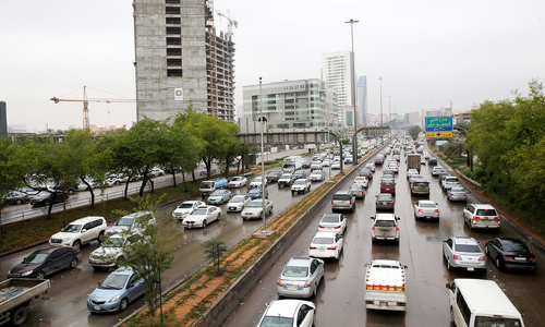 സൗദിയില്‍ ഇനി ട്രാക്കുകള്‍ തെറ്റിച്ച് വാഹനമോടിച്ചാല്‍ ‘പണികിട്ടും’
