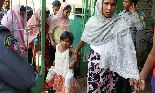 റോഹിങ്ക്യന്‍ അഭയാര്‍ത്ഥികളെ ദ്വീപിലേക്ക് അയക്കാനുള്ള വിവാദതീരുമാനം മാറ്റി ബംഗ്ലാദേശ്