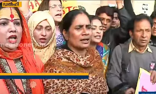 നിര്‍ഭയ കേസ്; പാട്യാല ഹൗസ് കോടതിക്ക് മുമ്പിൽ നിരവധിയായ പ്രതിഷേധങ്ങള്‍ അരങ്ങേറി