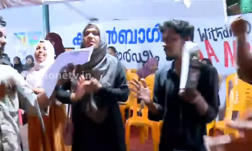 പൊളിച്ചു നീക്കാന്‍ പൊലീസ് ആവശ്യപ്പെട്ടെങ്കിലും സെക്രട്ടറിയേറ്റിന് മുന്നിലെ സമരപ്പന്തലുകള്‍ രാത്രിയിലും സമരാവേശത്തില്‍