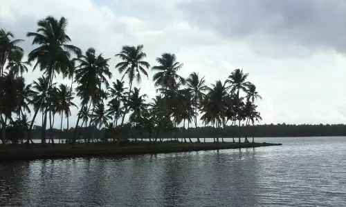 ചെറുവള്ളങ്ങളില്‍ പോയി പരമ്പരാഗത രീതിയില്‍ മീന്‍ പിടിക്കാം