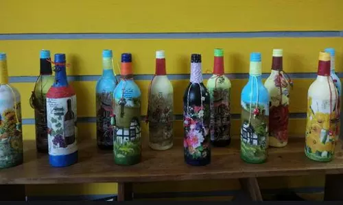 പാഴ് കുപ്പികളില്‍ വര്‍ണ വിസ്മയം തീര്‍ത്തൊരു വീട്ടമ്മ  