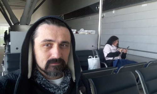 ഒന്നു മധുവിധു ആഘോഷിക്കാന്‍ പോയതാ... കൊറോണ കാരണം ഇപ്പോള്‍ വിമാനത്താവളത്തിലായി ഊണും ഉറക്കവും