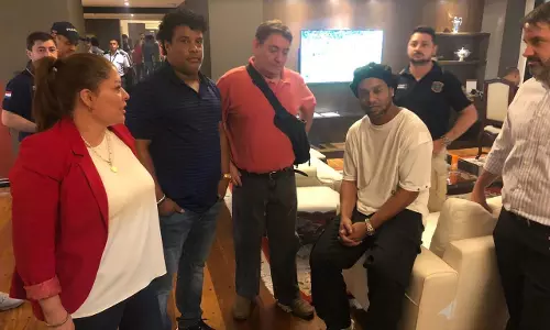 റൊണാള്‍ഡീന്യോ അറസ്റ്റില്‍