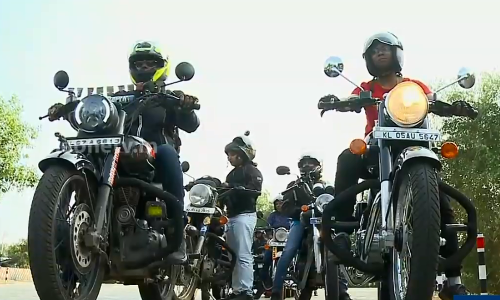 ബൈക്ക് റൈഡിംഗിലൂടെ നിരത്ത് കീഴടക്കി പെണ്ണുങ്ങള്‍