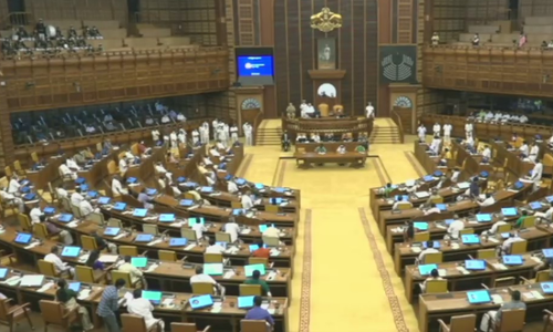 ഗവർണറുടെ പ്രസംഗത്തിനിടെ പ്രതിഷേധം; സ്പീക്കർ മൈക്ക് ഓഫാക്കി