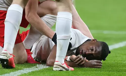 ചാമ്പ്യന്‍സ് ലീഗ് മത്സരത്തിനിടെ കളിക്കാരന്‍ ‘നാവ് വിഴുങ്ങി’ അബോധാവസ്ഥയിലായി