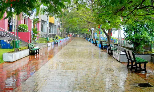 തിരക്കേറിയ മറൈന്‍ഡ്രൈവിലും ആളില്ല, കൊച്ചിയിലെ പൊതുസ്ഥലങ്ങളെല്ലാം ഒഴിഞ്ഞുതന്നെ