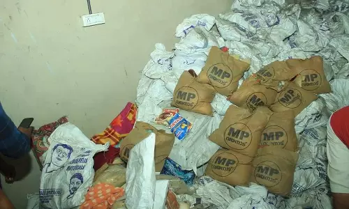 പ്രളയദുരിതാശ്വാസമായി രാഹുല്‍ ഗാന്ധി നല്‍കിയ ഭക്ഷ്യക്കിറ്റുകള്‍ നശിച്ച നിലയില്‍