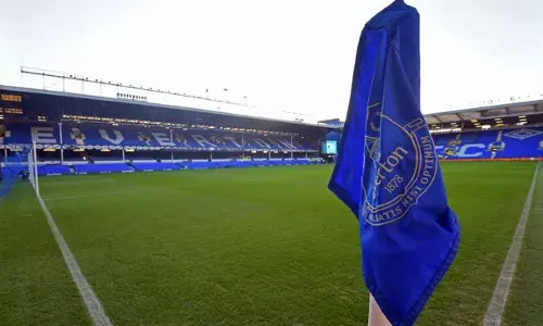 താരത്തിന് കോവിഡെന്ന് സംശയം; എവര്ട്ടണ് ടീമിനെ ക്വാറന്റൈന് ചെയ്തു താരത്തിന് കോവിഡെന്ന് സംശയം; എവര്ട്ടണ് ടീമിനെ ക്വാറന്റൈന് ചെയ്തു