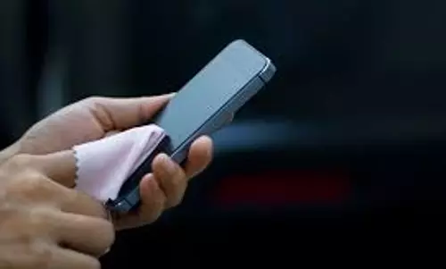 സ്മാര്‍ട്ട്‌ഫോണുകള്‍ എങ്ങനെ വൃത്തിയോടെ സൂക്ഷിക്കാം? കൊറോണയെ അകറ്റാം