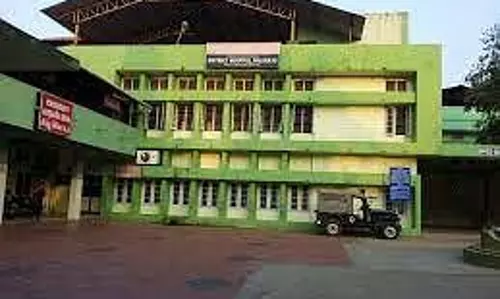 പാലക്കാട് ജില്ലാ ആശുപത്രിയില്‍ യുവതി ചികിത്സ കിട്ടാതെ മരിച്ചതായി ആരോപണം