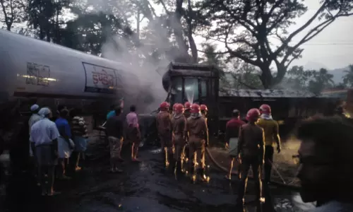 ഗ്യാസ് ടാങ്കറും ലോറിയും കൂട്ടിയിടിച്ചു; ലോറി കത്തി ഡ്രൈവര് മരിച്ചു ഗ്യാസ് ടാങ്കറും ലോറിയും കൂട്ടിയിടിച്ചു; ലോറി കത്തി ഡ്രൈവര് മരിച്ചു