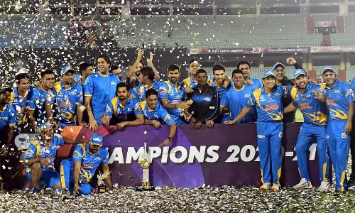 റായ്‌പൂരില്‍ ചരിത്രമെഴുതി ഇന്ത്യന്‍ ഇതിഹാസങ്ങള്‍; റോഡ് സേഫ്റ്റി സീരീസില്‍ ഇന്ത്യ ലെജന്‍ഡ്സിന് കിരീടം