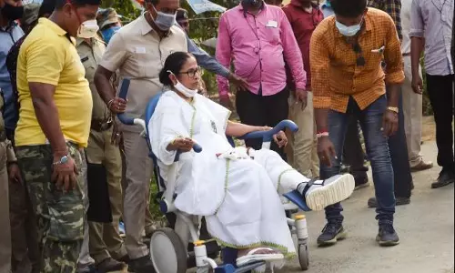 കേന്ദ്രസേന വോട്ടര്മാരെ തടയുന്നു; പോളിങ് ബൂത്തില് കുത്തിയിരുന്ന് മമതയുടെ പ്രതിഷേധം കേന്ദ്രസേന വോട്ടര്മാരെ തടയുന്നു; പോളിങ് ബൂത്തില് കുത്തിയിരുന്ന് മമതയുടെ പ്രതിഷേധം