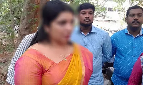 സംഭവം നടക്കുമ്പോൾ ഉമ്മൻചാണ്ടി ക്ലിഫ് ഹൗസിലുണ്ടായിരുന്നു, പരാതിയിൽ ഉറച്ചു നിൽക്കുന്നു; സോളാർ കേസിലെ പരാതിക്കാരി