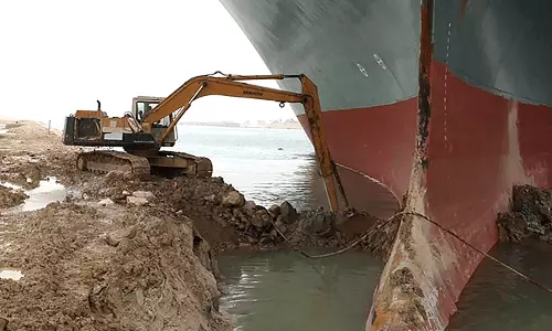 സൂയസ് കനാലിലെ കുരുക്കഴിഞ്ഞു; കൂറ്റൻ ചരക്കുകപ്പലിനെ വെയിറ്റിങ് ഏരിയയിലേക്ക് മാറ്റുന്നു