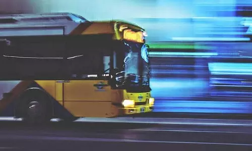 ഛര്‍ദ്ദിക്കാനായി ബസില്‍ നിന്നും തല പുറത്തിട്ട പെണ്‍കുട്ടി ട്രക്കിടിച്ച് മരിച്ചു