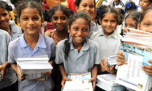 അംഗീകൃത ഇംഗ്ലീഷ് മീഡിയം സ്കൂളുകളിൽ പാഠപുസ്തകം എത്തിയില്ലെന്ന് പരാതി