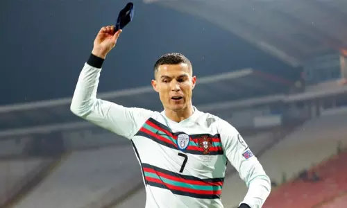 റൊണാൾഡോ വലിച്ചെറിഞ്ഞ ആം ബാൻഡ് ലേലത്തിൽ വിറ്റത് മോഹവിലക്ക്