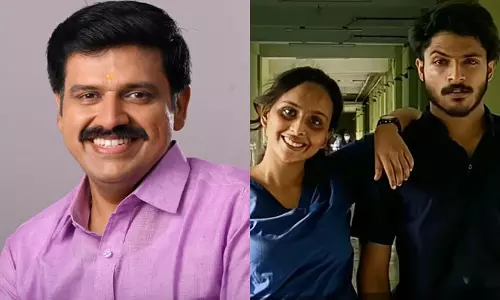 സംഗതി പൊരിച്ചൂ ട്ടാ; ജാനകിക്കും നവീനും പിന്തുണയുമായി സന്ദീപ് വാര്യർ സംഗതി പൊരിച്ചൂ ട്ടാ; ജാനകിക്കും നവീനും പിന്തുണയുമായി സന്ദീപ് വാര്യർ