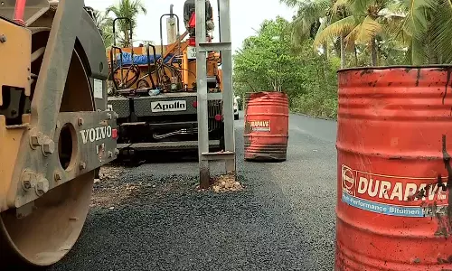 റോഡ് വീതി കൂട്ടി വന്നപ്പോള്‍ ഇലക്ട്രിക് പോസ്റ്റ് മധ്യത്തില്‍; റിഫ്ലക്ടര്‍ വെച്ച് പരിഹരിക്കാമെന്ന് അധികൃതര്‍