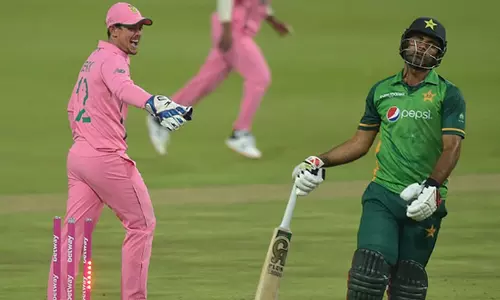 വിജയത്തിനരികെ ഫഖര്‍ സമാന്റെ (193) റണ്ണൗട്ട് ചതിപ്രയോഗമോ? വിവാദം കൊഴുക്കുന്നു