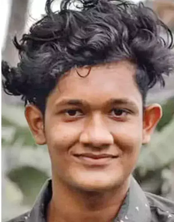 കൂട്ടുകാരെ ഏപ്രില് ഫൂളാക്കാന് തൂങ്ങിമരണം അഭിനയിച്ചു; പ്ലസ് ടു വിദ്യാര്ഥി പുതപ്പ് കുരുങ്ങി മരിച്ചു കൂട്ടുകാരെ ഏപ്രില് ഫൂളാക്കാന് തൂങ്ങിമരണം അഭിനയിച്ചു; പ്ലസ് ടു വിദ്യാര്ഥി പുതപ്പ് കുരുങ്ങി മരിച്ചു