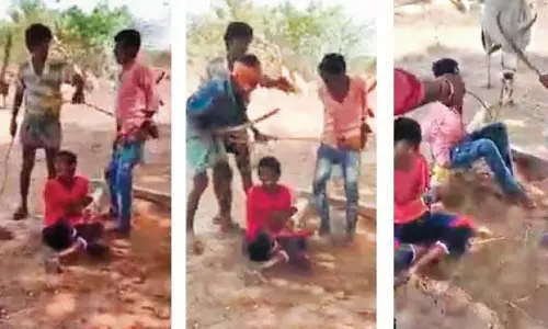 മാങ്ങ മോഷ്ടിച്ചുവെന്ന് ആരോപിച്ച് രണ്ട് കുട്ടികളെ ചാണകം തീറ്റിച്ചു; 2 പേര്‍ അറസ്റ്റില്‍