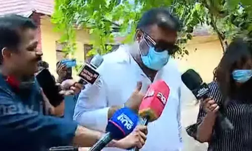 എന്തു പറഞ്ഞാലും കുഴപ്പമാകും; മാധ്യമങ്ങളോട് ഒന്നും മിണ്ടാതെ സുരേഷ് ഗോപി എന്തു പറഞ്ഞാലും കുഴപ്പമാകും; മാധ്യമങ്ങളോട് ഒന്നും മിണ്ടാതെ സുരേഷ് ഗോപി