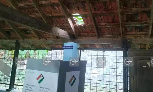 വെളിച്ചമില്ല; ഈ സ്കൂളിലെ ബൂത്തിൽ മേൽക്കൂരയിലെ ഓടിളക്കി മാറ്റി വോട്ടെടുപ്പ്!