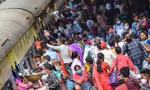 ലോക്ക് ഡൗൺ ഭീതി; വൻ ന​ഗരങ്ങളിൽ നിന്ന് അതിഥി തൊഴിലാളികളുടെ ഒഴുക്ക്