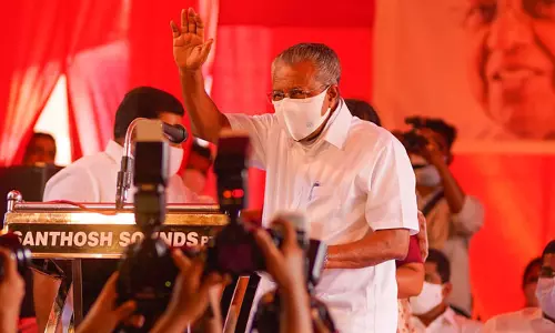 ക്യാപ്റ്റനോ സഖാവോ? താത്വികമായ ഒരു അവലോകനമാണോ നടക്കുന്നത്? ക്യാപ്റ്റനോ സഖാവോ? താത്വികമായ ഒരു അവലോകനമാണോ നടക്കുന്നത്?