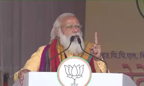 പ്രസംഗം നിർത്തി, കുഴഞ്ഞു വീണ ബിജെപി പ്രവർത്തകനെ സഹായിക്കാൻ ആവശ്യപ്പെട്ട് മോദി