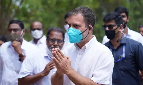 രാഹുൽ ഗാന്ധിയുടെ അകമ്പടി വാഹനം കാലിൽ കയറി ഡി.വൈ.എസ്.പിക്ക് പരിക്ക് രാഹുൽ ഗാന്ധിയുടെ അകമ്പടി വാഹനം കാലിൽ കയറി ഡി.വൈ.എസ്.പിക്ക് പരിക്ക്