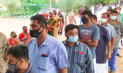 പോളിങ് കുതിച്ചുയർന്ന് താഴോട്ടു വീണു; കൂട്ടിക്കിഴിച്ച് മുന്നണികൾ