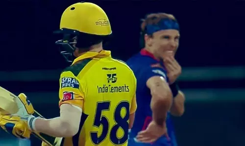 ഇങ്ങനെയൊക്കെ തല്ലാമോ..? ചേട്ടന്‍ ടോം കറനെ തെരഞ്ഞുപിടിച്ച് അടിച്ച് അനിയന്‍ സാം കറന്‍