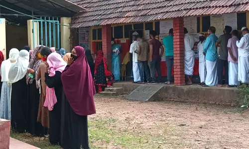 കൈപ്പത്തിക്ക് കുത്തിയാൽ താമരക്ക് പോകുന്നുവെന്ന് ആരോപണമുയർന്ന ബൂത്തിൽ വോട്ടിങ് പുനരാരംഭിച്ചു കൈപ്പത്തിക്ക് കുത്തിയാൽ താമരക്ക് പോകുന്നുവെന്ന് ആരോപണമുയർന്ന ബൂത്തിൽ വോട്ടിങ് പുനരാരംഭിച്ചു