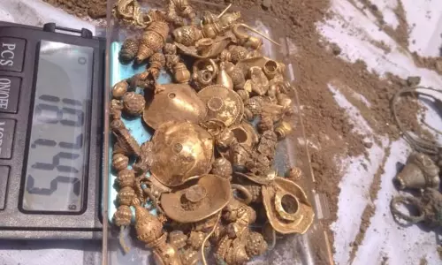 തെലങ്കാനയിലെ ജംഗാവോണില് നിധിശേഖരം; ചെമ്പ് കുടത്തില് നിറയെ സ്വര്ണം,വെള്ളി ആഭരണങ്ങള് തെലങ്കാനയിലെ ജംഗാവോണില് നിധിശേഖരം; ചെമ്പ് കുടത്തില് നിറയെ സ്വര്ണം,വെള്ളി ആഭരണങ്ങള്