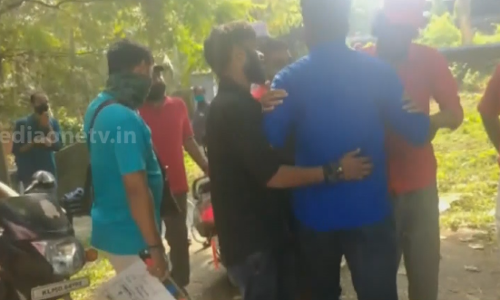 പാലക്കാട് വായില്യം കുന്ന് ക്ഷേത്രത്തിലെ സിനിമ ഷൂട്ടിംഗ് സംഘ് പരിവാർ പ്രവർത്തകർ തടഞ്ഞു