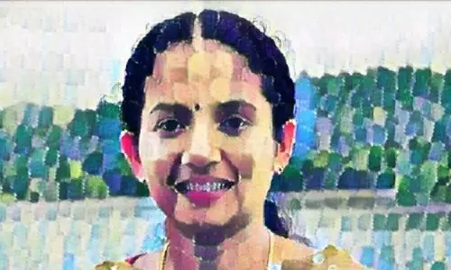 ബാങ്കിനകത്ത് ഉലഞ്ഞാടി നിൽക്കുന്ന ആ ഷാൾ, വെറുമൊരു പ്രതീകം മാത്രമല്ല, അതൊരു ചോദ്യമാകണം