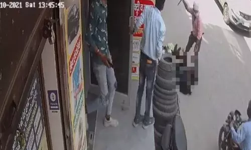 ഭര്‍ത്താവ് ഭാര്യയെ പട്ടാപ്പകല്‍ നടുറോഡില്‍  കുത്തിക്കൊന്നു; കുത്തിയത് 25 തവണ